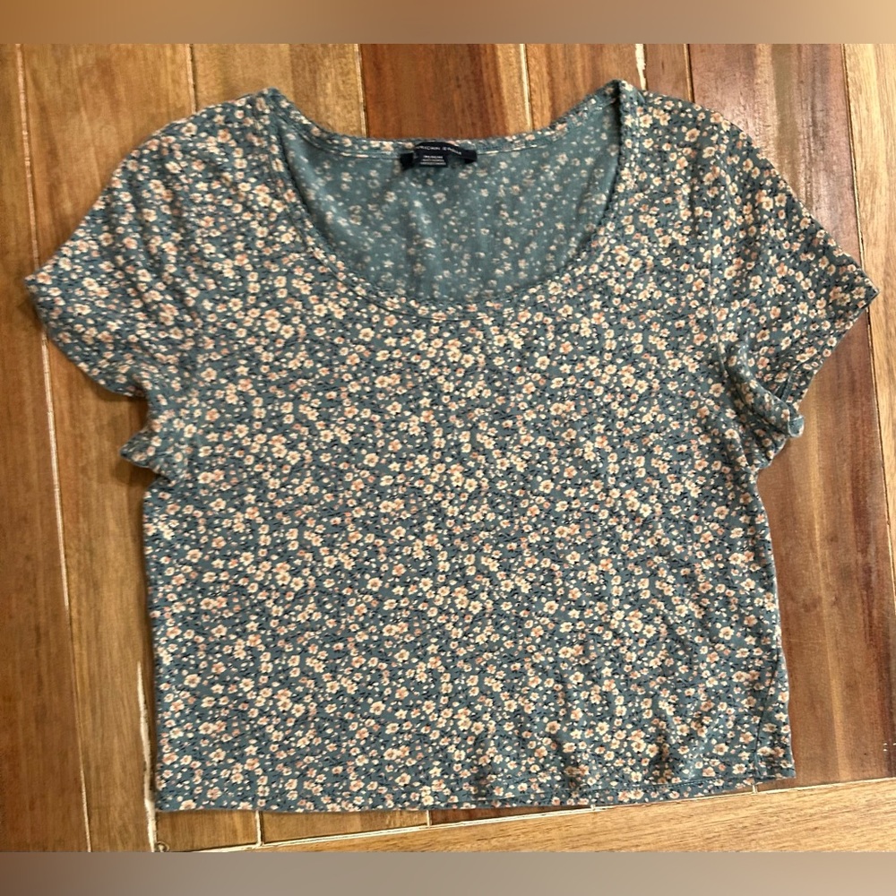 American Eagle Green Floral Cropped Tee. Medium.